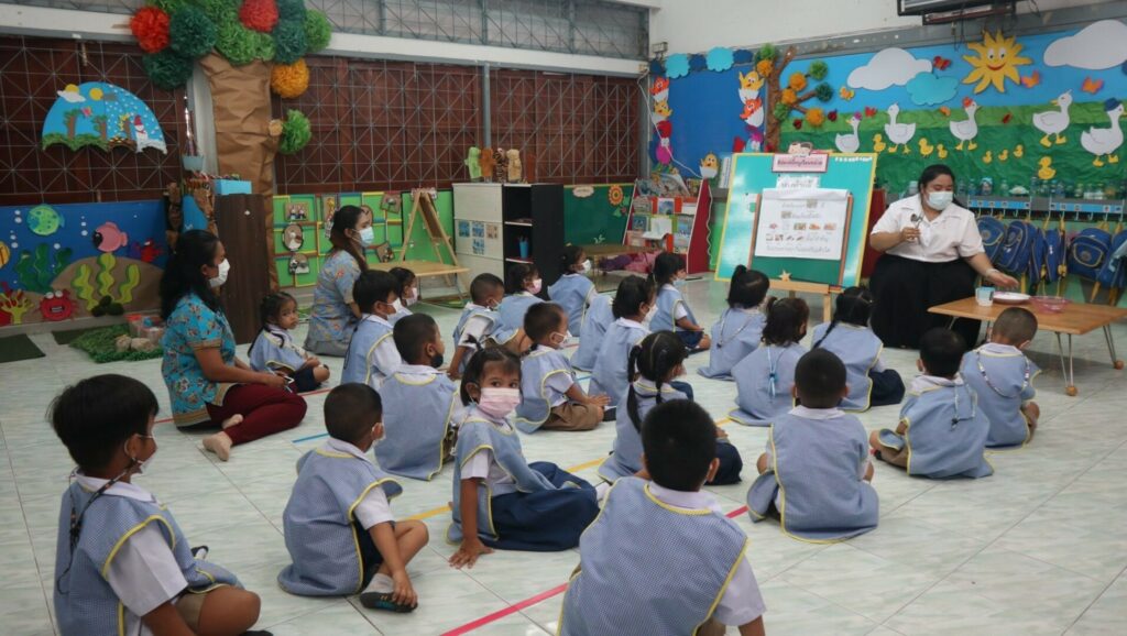 เมื่อวันที่ 29 - 30 มิถุนายน 2565 มหาวิทยาลัยวลัยลักษณ์ นำโดย อาจารย์ ดร. พงศ์พันธุ์ คำพรรณ์ สำนักวิชาการบัญชีและการเงิน และคณะทำงานศูนย์บริการวิชาการ ร่วมกับ กองการศึกษา ศาสนาและวัฒนธรรม องค์การบริหารส่วนตำบลไทยบุรี ภายใต้โครงการเพื่อความเสมอภาคทางการศึกษาของเด็กปฐมวัย ปีที่ 2 (Early Childhood Education Project : ECEEP) ได้นำผู้บริหารองค์กรปกครองส่วนท้องถิ่น นำโดย นายเกรียงศักดิ์ ผดุงกาญจน์ นายกอบต.ไทยบุรี พร้อมด้วย รองนายกทั้ง 2 ท่าน เลขานุการนายก ปลัด อบต. ครูและบุคลากรทางการศึกษา ศูนย์พัฒนาเด็กเล็ก (ศพด.ชุมชนสาธิตวลัยลักษณ์พัฒนา และศพด.วัดโคกเหล็ก) สังกัด อบต.ไทยบุรี “ศึกษาดูงานกระบวนการจัดการเรียนการสอนระดับปฐมวัยด้วยหลักสูตร High Scope” ณ โรงเรียนสมานคุณวิทยาทาน ตำบลหาดใหญ่ อำเภอหาดใหญ่ จังหวัดสงขลา