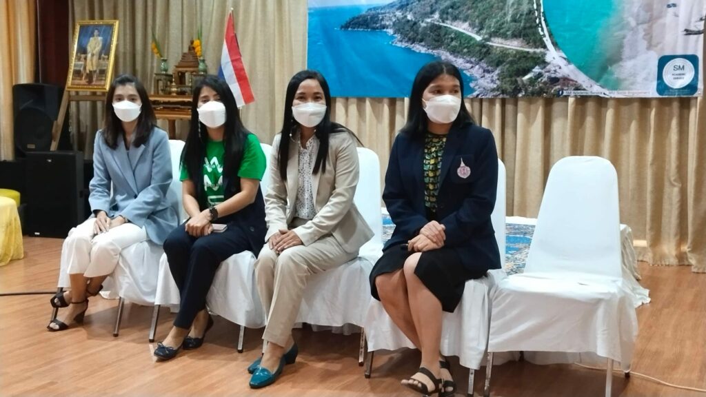 สำนักวิชาการบัญชีและการเงิน มหาวิทยาลัยวลัยลักษณ์ ดำเนินโครงการบริการวิชาการรับใช้สังคม โดยมุ่งเน้นในด้านการให้ความรู้และยกระดับคุณภาพชีวิตของชุมชนในพื้นที่ รวมทั้งเพื่อให้การบริการคำปรึกษา ถ่ายทอดองค์ความรู้และนวัตกรรม ตลอดทั้งส่งเสริมและผลักดันให้เกิดการรวมตัวผู้ประกอบการ ชุมชน และประชาชนในพื้นที่ โดยใช้องค์ความรู้จากทั้ง 3 หลักสูตร ในสำนักวิชาการบัญชีและการเงิน ได้แก่ หลักสูตรบัญชี หลักสูตรการเงิน และหลักสูตรเศรษฐศาสตร์ สำนักวิชาการบัญชีและการเงิน มุ่งเน้นการบูรณาการองค์ความรู้เพื่อสังคม ส่งเสริมการเป็นหลักในถิ่น โดยเฉพาะชุมชนรายรอบมหาวิทยาลัย การพัฒนาแหล่งท่องเที่ยวและยกระดับศักยภาพของแหล่งท่องเที่ยว โดยเฉพาะอย่างยิ่งแหล่งท่องเที่ยวทางทะเล ซึ่งเป็นฐานทรัพยากรที่สำคัญ ในการขับเคลื่อนทางเศรษฐกิจสร้างรายได้ให้กับชุมชน สร้างเครือข่ายทางสังคม และเกี่ยวข้องกับสิ่งแวดล้อม ที่มีเป็นสิ่งดึงดูดนักท่องเที่ยว และเป็นทรัพยากรที่จะสร้างรายได้ให้แก่ชุมชน การยกระดับศักยภาพและมาตรฐานการท่องเที่ยวเพื่อพัฒนาเมืองชายฝั่งทะเลจังหวัดนครศรีธรรมราชในพื้นที่อำเภอท่าศาลา อำเภอสิชล และอำเภอขนอม จึงเป็นสิ่งสำคัญที่จะสร้างให้เป็นแหล่งท่องเที่ยวที่มีความพร้อมและศักยภาพในการรองรับนักท่องเที่ยวที่จะเดินทางมาท่องเที่ยว รวมทั้งการพัฒนาผู้ประกอบการด้านการท่องเที่ยวในท้องถิ่น รวมทั้งการสร้างภาคีเครือข่ายความร่วมมือ การใช้องค์ความรู้ด้านสิ่งแวดล้อม การเปิดเวทีเพื่อรับทราบปัญหาและความต้องการโดยตรงจากผู้ประกอบการและหน่วยงานที่เกี่ยวข้องในพื้นที่ เพื่อให้สำนักวิชาการเงินและบัญชี ได้เป็นส่วนหนึ่งในการสนับสนุนและการทำงานร่วมกันภายใต้ภารกิจบริการวิชาการและวิจัยในอนาคต โดยโครงการดังกล่าว มีวัตถุประสงค์ ได้แก่ (1) เพื่อระดมความคิดเห็นในด้านการพัฒนาการท่องเที่ยวเมืองชายฝั่งทะเลจังหวัดนครศรีธรรมราชการยกระดับศักยภาพและมาตรฐานการท่องเที่ยวเพื่อพัฒนาเมืองชายฝั่งทะเลจังหวัดนครศรีธรรมราช และ (2) เพื่อส่งเสริมและการยกระดับศักยภาพและมาตรฐานการท่องเที่ยวเพื่อพัฒนาเมืองชายฝั่งทะเลจังหวัดนครศรีธรรมราช ภายใต้โครงการดังกล่าว ประกอบด้วยกิจกรรมย่อย 3 กิจกรรม ได้แก่ กิจกรรมที่ 1 การระดมความเห็นเพื่อยกระดับและพัฒนามาตรฐานการท่องเที่ยวเมืองชายฝั่งนครศรีธรรมราช กิจกรรม 2 การพัฒนาและยกระดับผู้ประกอบการธุรกิจการท่องเที่ยวและแหล่งท่องเที่ยวทางทะเล กิจกรรม 3 การสร้างเครือข่ายการพัฒนาการท่องเที่ยวทางทะเลและชายฝั่งในพื้นที่จังหวัดนครศรีธรรมราช หลังจากการดำเนินโครงการ พบว่าโครงการได้ดำเนินโครงการได้บรรลุวัตถุประสงค์ พบว่า มีจำนวนผู้เข้ารับบริการในพื้นที่ อำเภอขนอม อำเภอสิชล และอำเภอท่าศาลา จังหวัดนครศรีธรรมราช เข้าถึงการให้บริการ มากกว่า 100 ราย สามารถสร้างเครือข่ายความร่วมมือหน่วยงานภาครัฐ ภาคเอกชน และสถาบันการศึกษา และร้อยละ 90 ของผู้เข้าร่วมโครงการ มีความความพึงพอใจ เนื่องจากผู้เข้าร่วมโครงการได้รับองค์ความรู้เพิ่มขึ้น และสามารถนำองค์ความรู้ไปใช้ประโยชน์ได้จริง ส่งผลลัพธ์ให้เกิดการพัฒนาแหล่งท่องเที่ยวอย่างยั่งยืน และสร้างความเข้มแข็งให้ธุรกิจการท่องเที่ยวทางทะเลสามารถดำเนินกิจการได้อย่างยั่งยืน ซึ่งสร้างผลลัพธ์ให้เกิดการกระตุ้นเศรษฐกิจในชุมชนท้องถิ่น รวมทั้งส่งเสริมให้นักท่องเที่ยวและผู้มาเยือนมีจำนวนเพิ่มมากขึ้น ส่งผลให้เกิดการกระจายรายได้ เสริมสร้างภาคี ความร่วมมือของทุกภาคส่วนที่เกี่ยวข้องเพื่อมุ่งสู่เป้าหมายเดียวกัน ทั้งนี้โครงการดังกล่าวมีความสอดคล้องกับ Sustainable Development Goals : SDGs ดังต่อไปนี้ GOAL 1. No Poverty GOAL 3. Good Health and Well-being GOAL 4. Quality Education GOAL 8. Decent Work and Economic Growth GOAL 12. Responsible Consumption and Production GOAL 14. Life Below Water GOAL 17. Partnerships to achieve the Goal