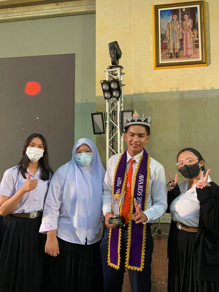 สำนักวิชาการบัญชีเเละการเงิน ขอเเสดงความยินดี กับ นายกิตติธัช ทันเกื้อ นักศึกษาจากหลักสูตรการจัดการธุรกิจเเละการเงินยุคดิจิทัล ที่ได้รับรางวัล เดือนประดู่ ประจำปีการศึกษา 2565 ในกิจกรรม WU Freshy Awards 2022 เเละขอเเสดงความยินดีกับ นางสาวนนทพร มากจงดี นักศึกษาหลักสูตรบัญชี ที่ได้เข้ารอบ 12 คนสุดท้าย ในกิจกรรม WU Freshy Awards 2022 ดาวประดับ เดือนประดู่ ปีการศึกษา 2565 สำหรับในกิจกรรมครั้งนี้ถือได้ว่าเป็นการเปิดตัวสำนักน้องใหม่ของมหาวิทยาลัยได้เป็นอย่างดี เเละเป็นกิจกรรมที่ส่งเสริมให้นักศึกษาได้ร่วมส่วนร่วมในการเเสดงออก เเละสร้างความสามัคคีในสำนักวิชาเเละหลักสูตร ซึ่งกิจกรรมนี้จะจัดขึ้นเป็นประจำทุกปี เพื่อค้นหา หนุ่มสาว ที่เป็นเเบบอย่างให้กับนักศึกษา ตลอดจนถึงเป็นตัวเเทนนักศึกษาในการสร้างชื่อเสียงให้กับมหาวิทยาลัยในกิจกรรมต่างๆที่เกิดขึ้น ทั้งภายในเเละภายนอกมหาวิทยาลัย