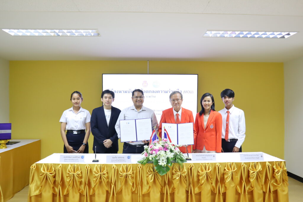 วันที่ 27 ตุลาคม 2565 เวลา 13.30 น. สำนักวิชาการบัญชีและการเงิน มหาวิทยาลัยวลัยลักษณ์ ได้จัดพิธีลงนามบันทึกข้อตกลงความร่วมมือ (MOU) ระหว่างมหาวิทยาลัยวลัยลักษณ์ กับ บริษัท พี ยู ยู อินเทลลิเจนท์ จำกัด โดยมี รองศาสตราจารย์ ดร.จีรเกียรติ อภิบุณโยภาส คณบดีสำนักวิชาการบัญชีและการเงิน มหาวิทยาลัยวลัยลักษณ์ และ นายภีม เพชรเกตุ ประธานเจ้าหน้าที่บริหาร บริษัท พี ยู ยู อินเทลลิเจนท์ จำกัด ร่วมลงนามฯ ซึ่งบันทึกข้อตกลงความร่วมมือวิชาการดังกล่าวมีขึ้นเพื่อสนับสนุนและพัฒนาการเรียนการสอนด้วยการนำโปรแกรมบัญชี PEAK มาใช้ในการเรียนการสอนให้กับนักศึกษา การวิจัย หรือการบริการวิชาการ โอกาสนี้ อาจารย์ ดร.กนกวรรณ มีสุข หัวหน้าสาขาวิชาการบัญชี และ นายพิรพัฒน์ กมลสิริวิทย์ ผู้จัดการฝ่ายพัฒนาธุรกิจ ร่วมลงนามฯ เป็นสักขีพยาน โดยมี ผู้ช่วยศาสตราจารย์ ดร.ไตรรงค์ สวัสดิกุล หัวหน้าสถานวิจัย สำนักวิชาการบัญชีและการเงิน อาจารย์และเจ้าหน้าที่ เข้าร่วมพิธีลงนามฯ ดังกล่าว ณ ห้องประชุม 1 อาคารวิชาการ 3 มหาวิทยาลัยวลัยลักษณ์ จังหวัดนครศรีธรรมราช