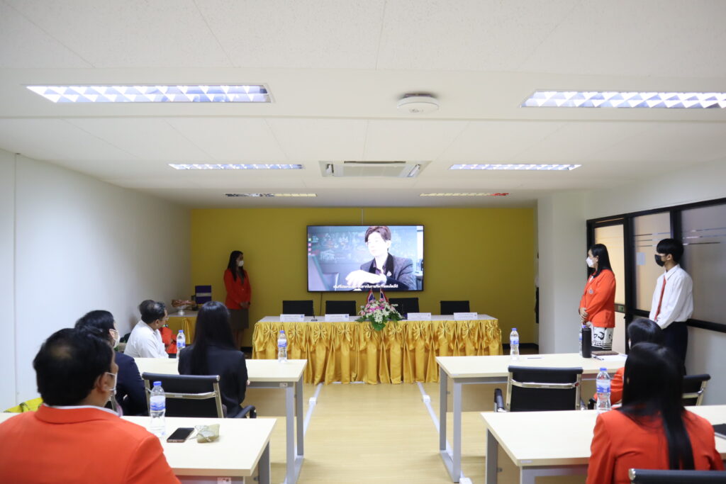 วันที่ 27 ตุลาคม 2565 เวลา 13.30 น. สำนักวิชาการบัญชีและการเงิน มหาวิทยาลัยวลัยลักษณ์ ได้จัดพิธีลงนามบันทึกข้อตกลงความร่วมมือ (MOU) ระหว่างมหาวิทยาลัยวลัยลักษณ์ กับ บริษัท พี ยู ยู อินเทลลิเจนท์ จำกัด โดยมี รองศาสตราจารย์ ดร.จีรเกียรติ อภิบุณโยภาส คณบดีสำนักวิชาการบัญชีและการเงิน มหาวิทยาลัยวลัยลักษณ์ และ นายภีม เพชรเกตุ ประธานเจ้าหน้าที่บริหาร บริษัท พี ยู ยู อินเทลลิเจนท์ จำกัด ร่วมลงนามฯ ซึ่งบันทึกข้อตกลงความร่วมมือวิชาการดังกล่าวมีขึ้นเพื่อสนับสนุนและพัฒนาการเรียนการสอนด้วยการนำโปรแกรมบัญชี PEAK มาใช้ในการเรียนการสอนให้กับนักศึกษา การวิจัย หรือการบริการวิชาการ โอกาสนี้ อาจารย์ ดร.กนกวรรณ มีสุข หัวหน้าสาขาวิชาการบัญชี และ นายพิรพัฒน์ กมลสิริวิทย์ ผู้จัดการฝ่ายพัฒนาธุรกิจ ร่วมลงนามฯ เป็นสักขีพยาน โดยมี ผู้ช่วยศาสตราจารย์ ดร.ไตรรงค์ สวัสดิกุล หัวหน้าสถานวิจัย สำนักวิชาการบัญชีและการเงิน อาจารย์และเจ้าหน้าที่ เข้าร่วมพิธีลงนามฯ ดังกล่าว ณ ห้องประชุม 1 อาคารวิชาการ 3 มหาวิทยาลัยวลัยลักษณ์ จังหวัดนครศรีธรรมราช