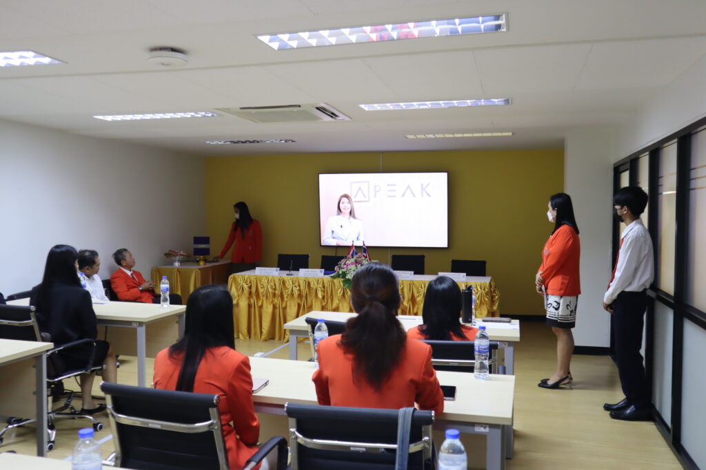 วันที่ 27 ตุลาคม 2565 เวลา 13.30 น. สำนักวิชาการบัญชีและการเงิน มหาวิทยาลัยวลัยลักษณ์ ได้จัดพิธีลงนามบันทึกข้อตกลงความร่วมมือ (MOU) ระหว่างมหาวิทยาลัยวลัยลักษณ์ กับ บริษัท พี ยู ยู อินเทลลิเจนท์ จำกัด โดยมี รองศาสตราจารย์ ดร.จีรเกียรติ อภิบุณโยภาส คณบดีสำนักวิชาการบัญชีและการเงิน มหาวิทยาลัยวลัยลักษณ์ และ นายภีม เพชรเกตุ ประธานเจ้าหน้าที่บริหาร บริษัท พี ยู ยู อินเทลลิเจนท์ จำกัด ร่วมลงนามฯ ซึ่งบันทึกข้อตกลงความร่วมมือวิชาการดังกล่าวมีขึ้นเพื่อสนับสนุนและพัฒนาการเรียนการสอนด้วยการนำโปรแกรมบัญชี PEAK มาใช้ในการเรียนการสอนให้กับนักศึกษา การวิจัย หรือการบริการวิชาการ โอกาสนี้ อาจารย์ ดร.กนกวรรณ มีสุข หัวหน้าสาขาวิชาการบัญชี และ นายพิรพัฒน์ กมลสิริวิทย์ ผู้จัดการฝ่ายพัฒนาธุรกิจ ร่วมลงนามฯ เป็นสักขีพยาน โดยมี ผู้ช่วยศาสตราจารย์ ดร.ไตรรงค์ สวัสดิกุล หัวหน้าสถานวิจัย สำนักวิชาการบัญชีและการเงิน อาจารย์และเจ้าหน้าที่ เข้าร่วมพิธีลงนามฯ ดังกล่าว ณ ห้องประชุม 1 อาคารวิชาการ 3 มหาวิทยาลัยวลัยลักษณ์ จังหวัดนครศรีธรรมราช