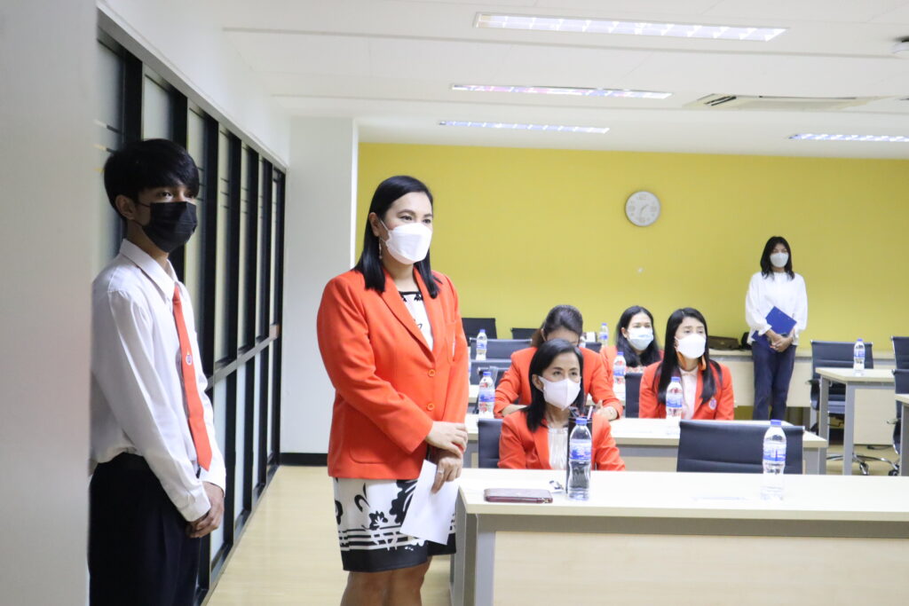 วันที่ 27 ตุลาคม 2565 เวลา 13.30 น. สำนักวิชาการบัญชีและการเงิน มหาวิทยาลัยวลัยลักษณ์ ได้จัดพิธีลงนามบันทึกข้อตกลงความร่วมมือ (MOU) ระหว่างมหาวิทยาลัยวลัยลักษณ์ กับ บริษัท พี ยู ยู อินเทลลิเจนท์ จำกัด โดยมี รองศาสตราจารย์ ดร.จีรเกียรติ อภิบุณโยภาส คณบดีสำนักวิชาการบัญชีและการเงิน มหาวิทยาลัยวลัยลักษณ์ และ นายภีม เพชรเกตุ ประธานเจ้าหน้าที่บริหาร บริษัท พี ยู ยู อินเทลลิเจนท์ จำกัด ร่วมลงนามฯ ซึ่งบันทึกข้อตกลงความร่วมมือวิชาการดังกล่าวมีขึ้นเพื่อสนับสนุนและพัฒนาการเรียนการสอนด้วยการนำโปรแกรมบัญชี PEAK มาใช้ในการเรียนการสอนให้กับนักศึกษา การวิจัย หรือการบริการวิชาการ โอกาสนี้ อาจารย์ ดร.กนกวรรณ มีสุข หัวหน้าสาขาวิชาการบัญชี และ นายพิรพัฒน์ กมลสิริวิทย์ ผู้จัดการฝ่ายพัฒนาธุรกิจ ร่วมลงนามฯ เป็นสักขีพยาน โดยมี ผู้ช่วยศาสตราจารย์ ดร.ไตรรงค์ สวัสดิกุล หัวหน้าสถานวิจัย สำนักวิชาการบัญชีและการเงิน อาจารย์และเจ้าหน้าที่ เข้าร่วมพิธีลงนามฯ ดังกล่าว ณ ห้องประชุม 1 อาคารวิชาการ 3 มหาวิทยาลัยวลัยลักษณ์ จังหวัดนครศรีธรรมราช